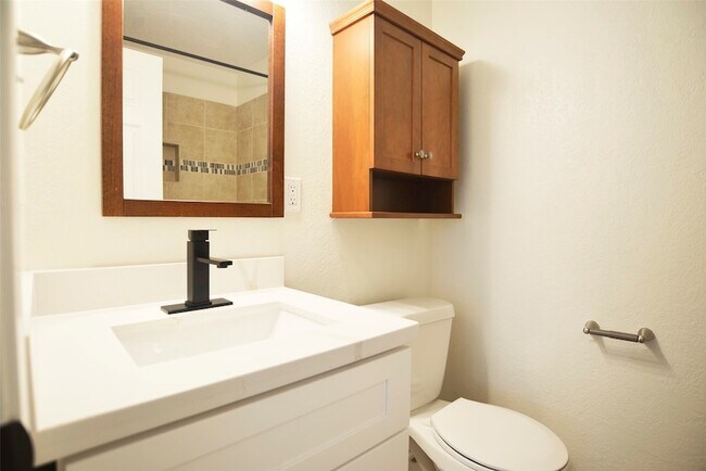 Building Photo - 536 Castlelake Dr