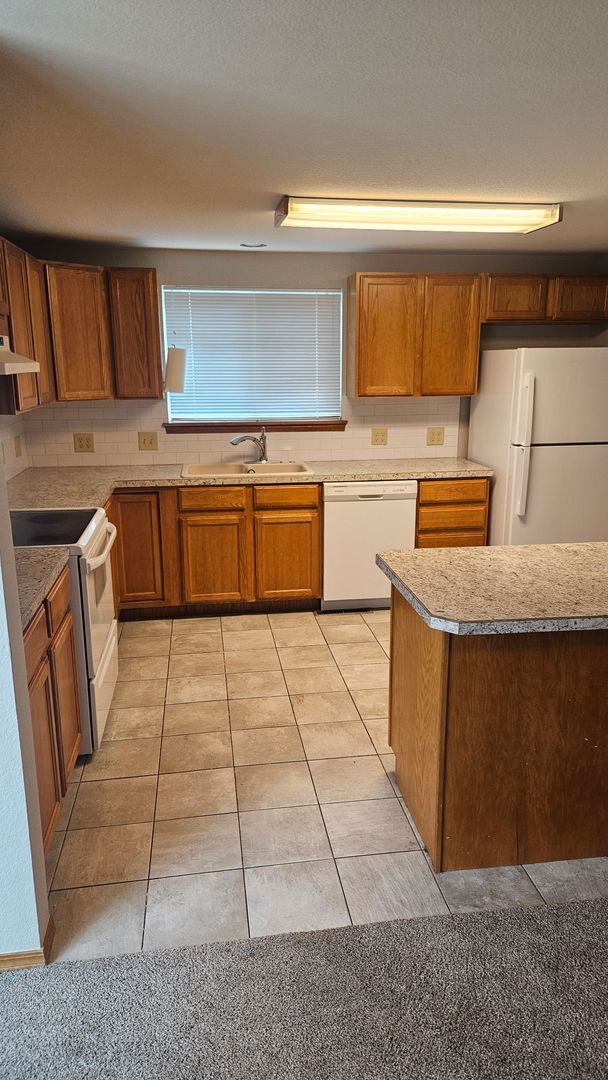 Building Photo - Clean 4 Bedroom Home near CSU