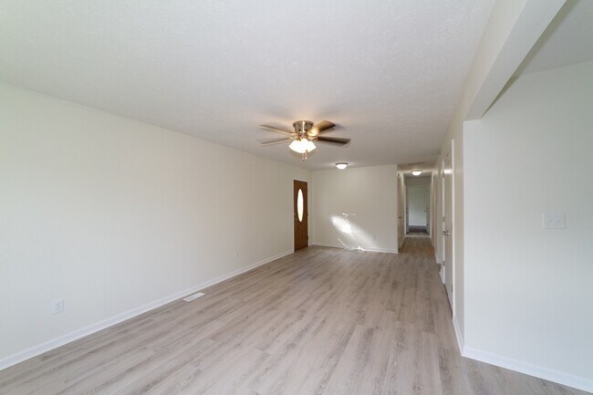 Building Photo - Updated 3 bedroom 1.5 bath home in desirab...