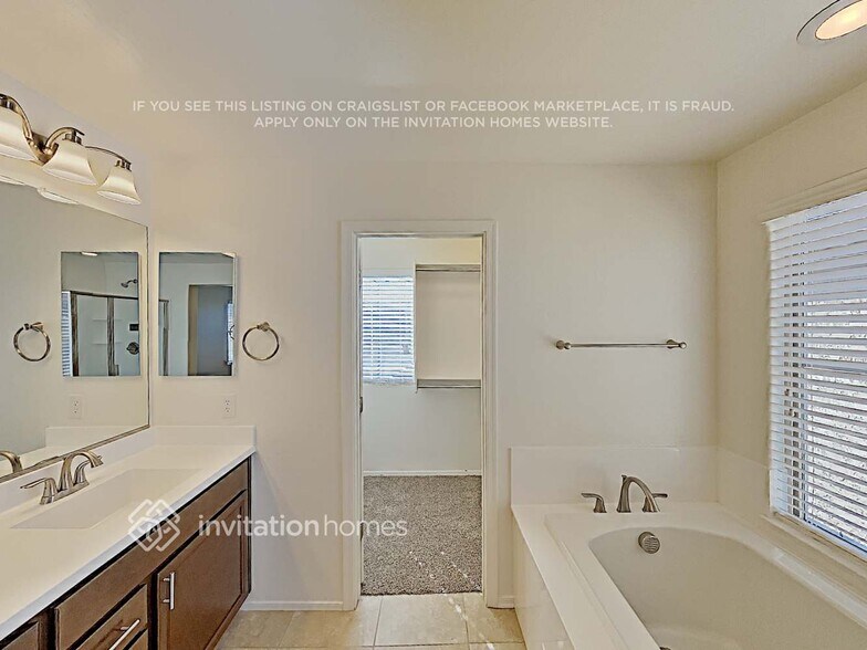 Building Photo - 214 N Sandal