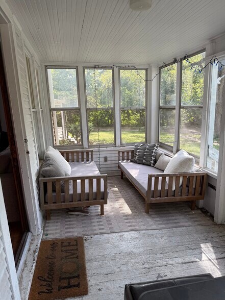 Screened in porch - 670 S Governor St