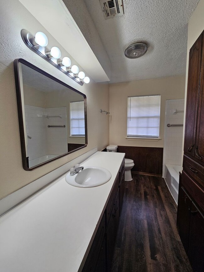 Building Photo - (4) Bed/(2) Bath New Flooring and Fresh Pa...