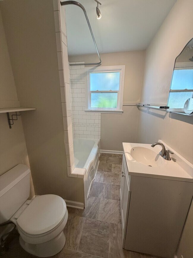 Building Photo - 3-bedroom 2-bathroom Single Family Home