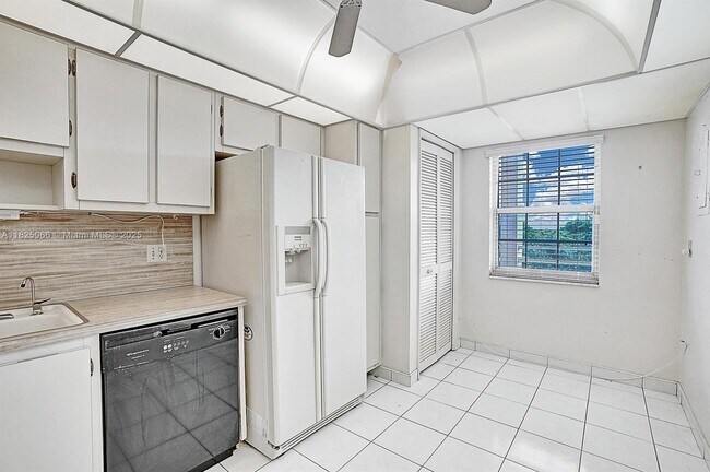 Building Photo - 535 Oaks Dr