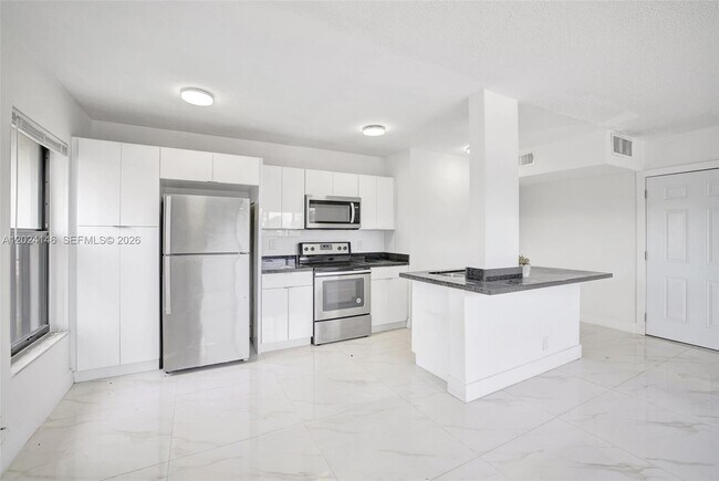 Building Photo - 2324 S Cypress Bend Dr