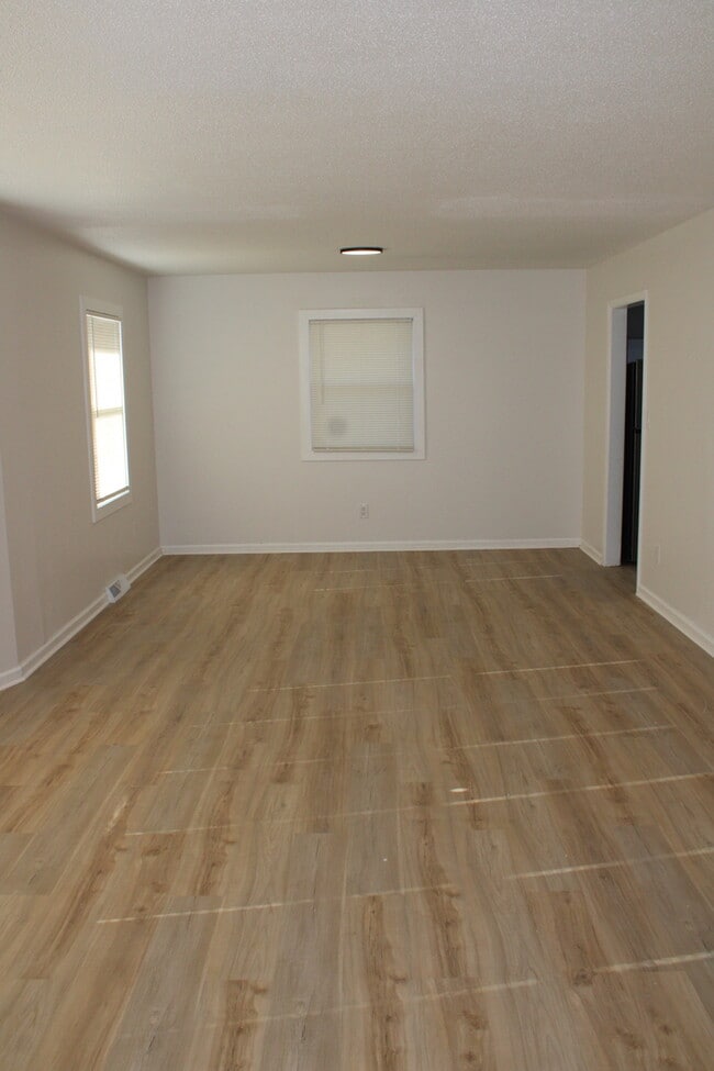 Building Photo - Beautiful 4-bedroom, 3 full baths home located in Independence, MO