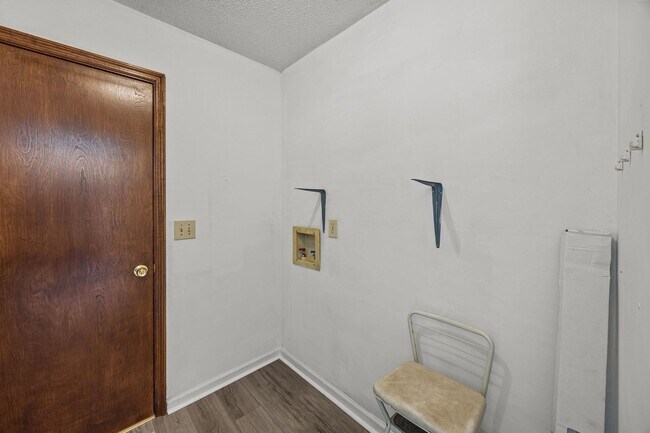 Building Photo - Charming Rental in Central Location