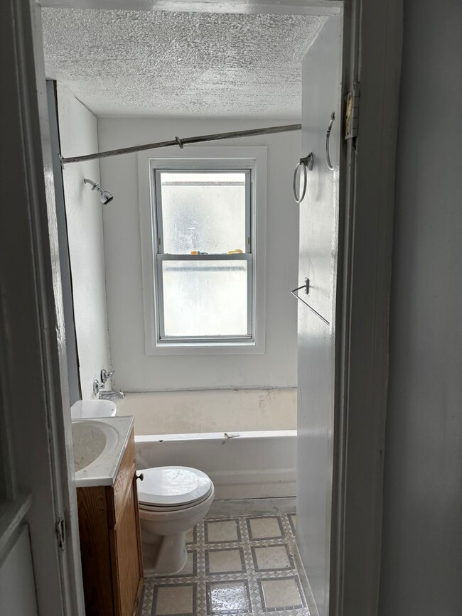 Building Photo - 2bd Single Cash Pay/Section 8