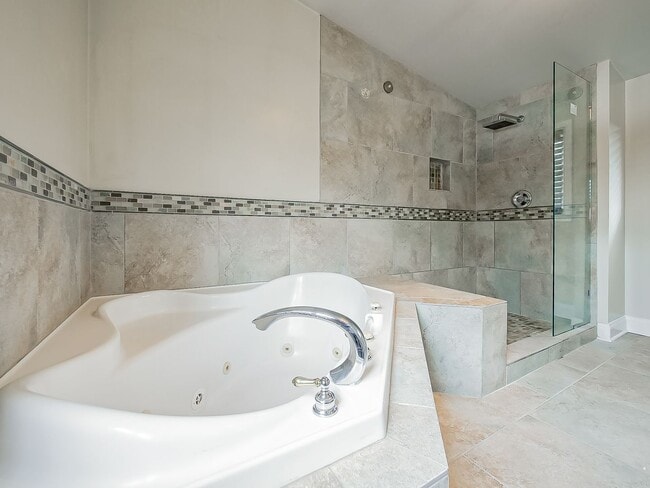 Building Photo - AVAILABLE NOW! Spacious 3-Bedroom Home with Functional Layout in Pontiac