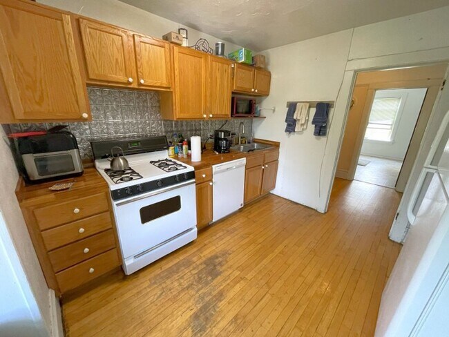Building Photo - 30 Lathrop St