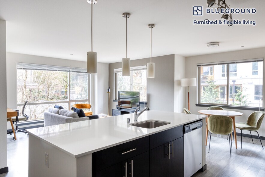 Building Photo - 15566 NE 22 Pl