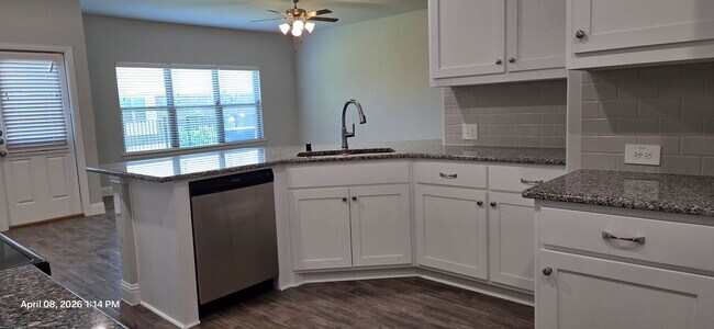 Building Photo - Beautiful 3-Bedroom Townhome with 2-Car Garage in Greenville!