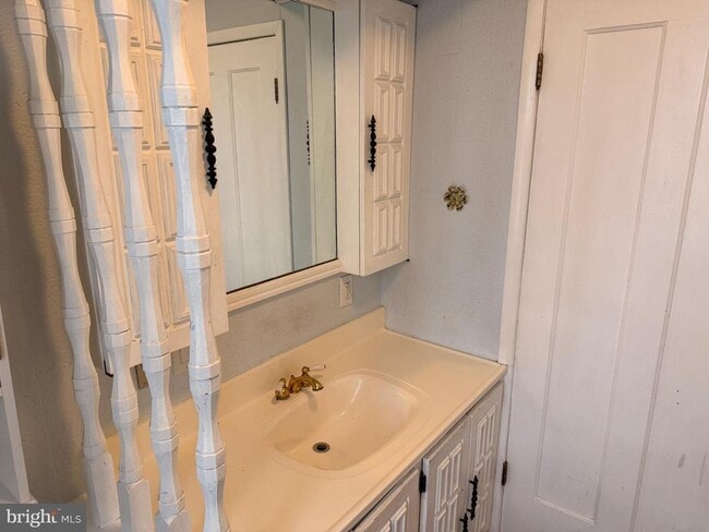 Building Photo - 328 Hutchinson Terrace