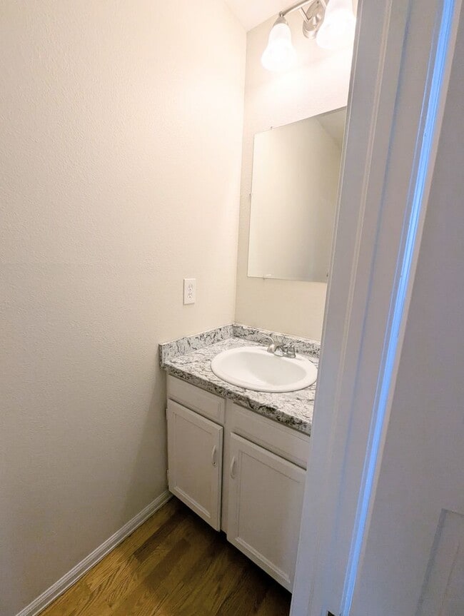 Building Photo - 2 Bedroom in Great Location
