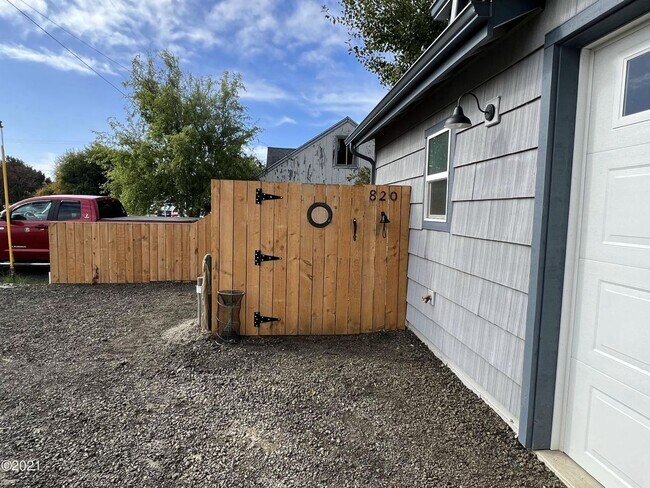 Building Photo - 1051/A/