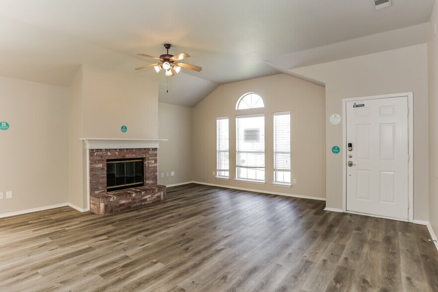 Building Photo - 1402 Gray Dawn Dr