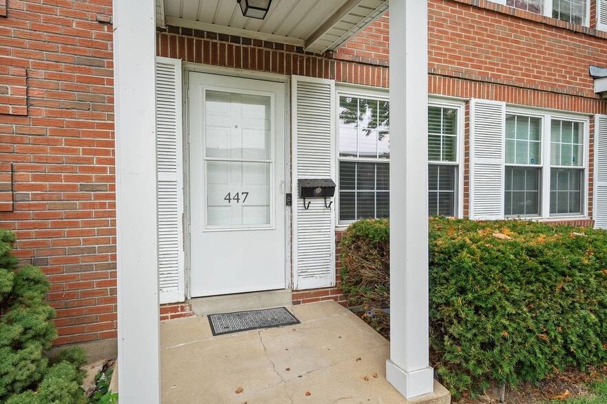 Building Photo - 447 Olian Dr