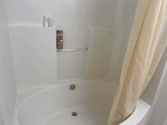 Building Photo - Beautiful Murray Hills Condo Townhome Now ...