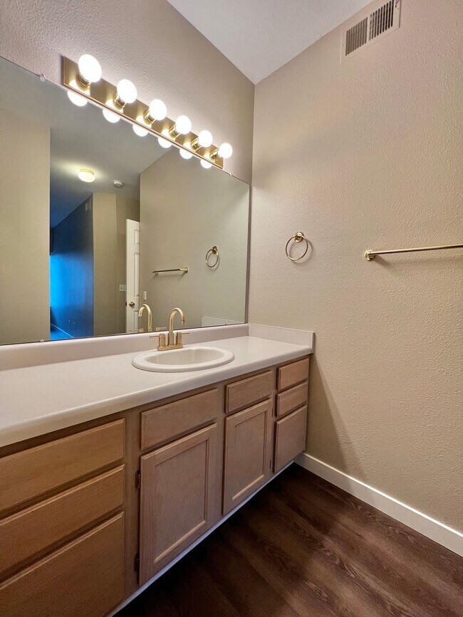 Building Photo - 2 bed 2 bath condo off Harmony in Fort Collins!