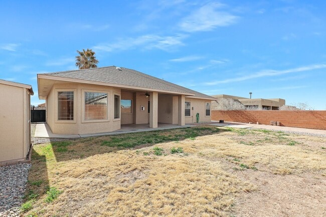 Building Photo - Spacious 4 Bedroom 2 Bath House near Restaurants