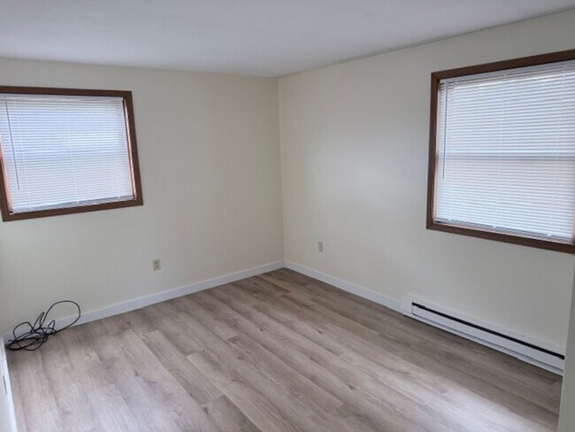 Building Photo - 3 Bedroom, Cortland
