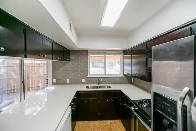 Building Photo - 1122 Hollow Creek Dr