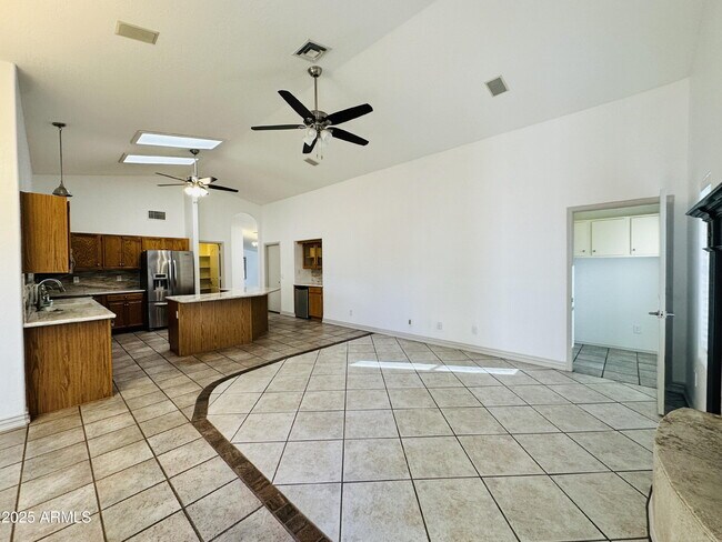 Building Photo - 2110 E Enrose Cir