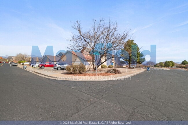 Building Photo - Upstairs Unit -3BD 2BA Unit Near Costco and High School