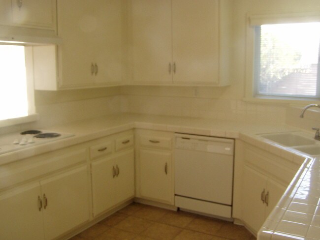 Building Photo - 10854 Reseda Blvd