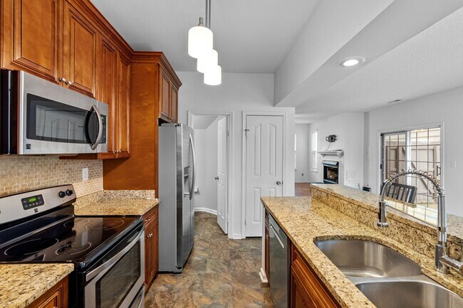 Building Photo - Stunning 2-bed condo in Virginia Beach