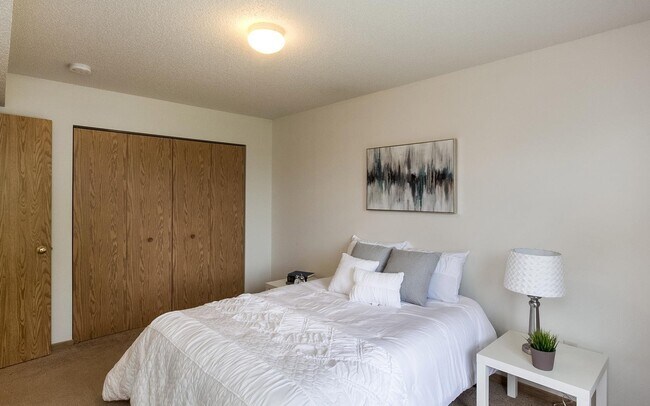 Building Photo - Large Two Bedroom Walking Distance to UIHC, Available 06/01/2026