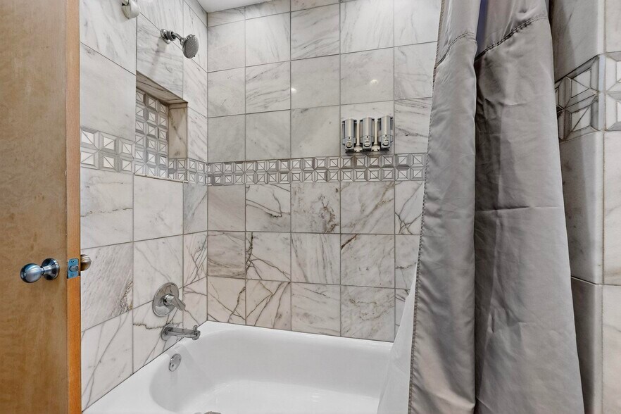 full bathroom off hallway - 4715 Marquette Ave NE