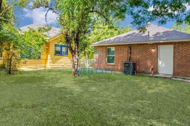 Building Photo - 4218 Carpenter Ave