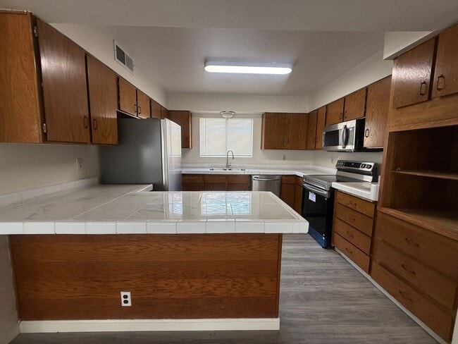 Building Photo - Spacious 4-Bedroom Home in Northeast Bakersfield