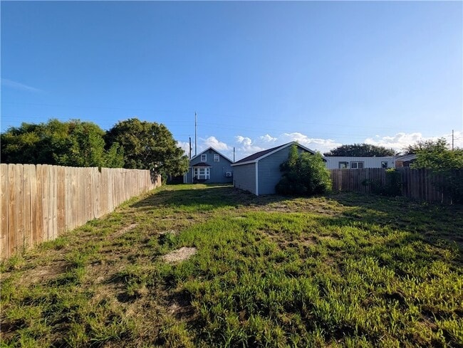 Building Photo - 637 Jester St