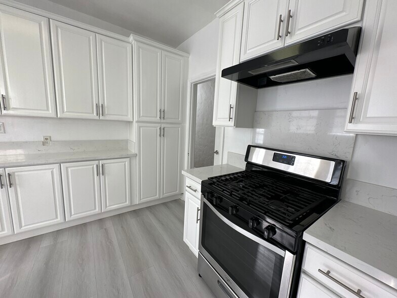 Building Photo - 1602 S Stanley Ave