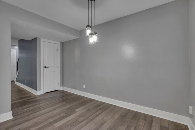 Building Photo - Beautiful 3 Bedroom 1.5 Bathroom Townhome Minutes from Easton