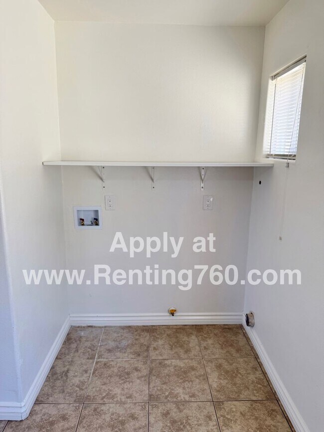 Building Photo - 3 Bed 2 Bath Home With Scenic Desert Views