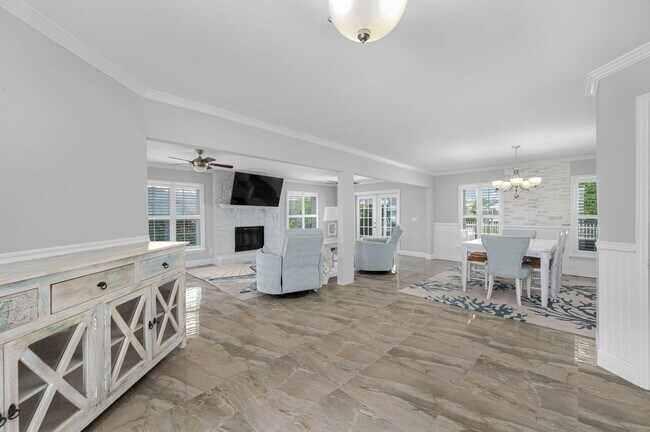 Building Photo - 121 Queen Eugenia Ct