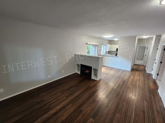 Building Photo - *1ST MONTH'S FREE RENT PROMO* Super Cute 3...