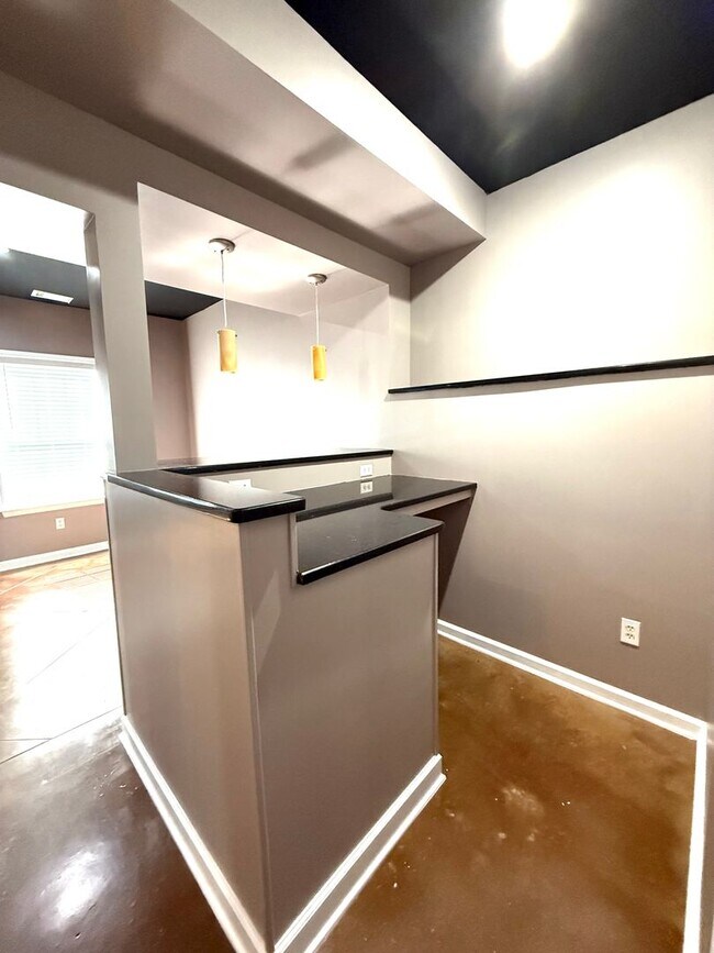 Building Photo - LOCATION!  Close to the outlet Malls and D...