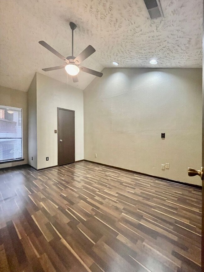 Building Photo - Gorgeous Condo, 2 Bedrooms/2 Balconies/2 B...