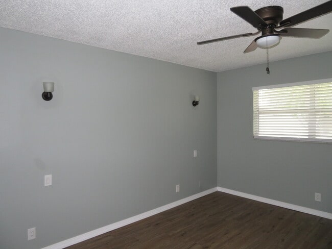 Building Photo - 135 Lake Carol Dr