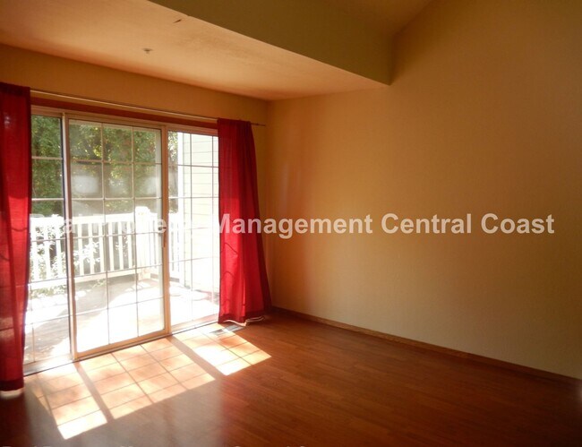 Building Photo - AVAILABLE JULY -  2 Bedroom / 1.5 Bath Dow...