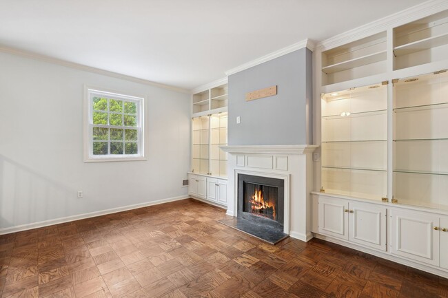 Building Photo - Available Now! Updated //3 Bedroom 2.5 Bat...