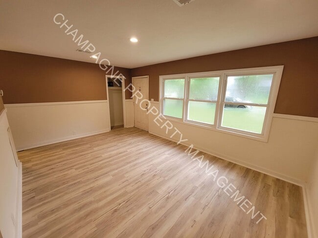 Building Photo - Large home in Ruskin!