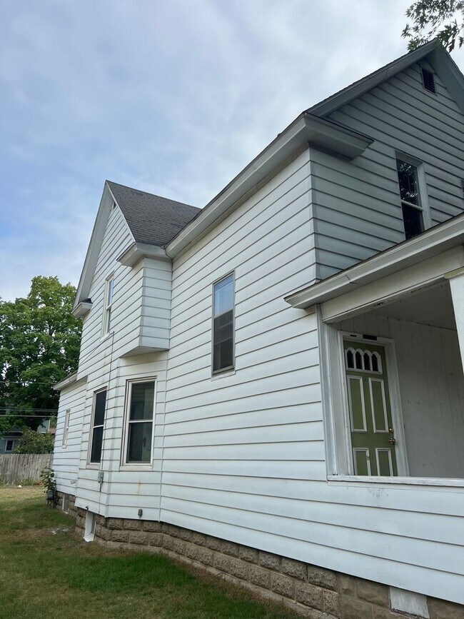 Building Photo - Spacious 4 Bedroom Southside Holland