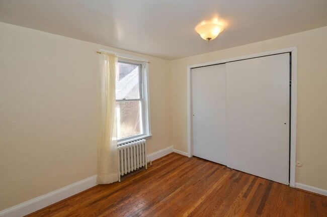 Building Photo - Gorgeous 3-Bedroom Townhouse in Washington Square West! Available mid-July!