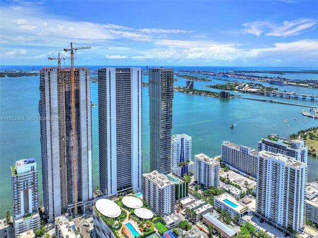 Building Photo - 700 NE 24th St