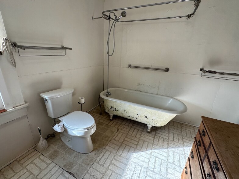 Building Photo - 48 Valley View Rd